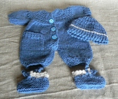 klik voor meer info Kleding-set voor een 30 cm baby-popje.