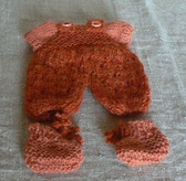klik voor meer info Kleding-set voor een 20 cm pop.