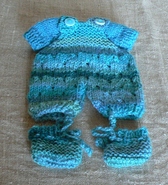klik voor meer info Kleding-set voor een 20 cm pop.