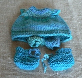 klik voor meer info Kleding-set voor een 20 cm pop.